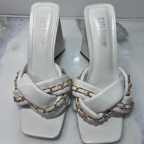 Cape Robbin Women's White Slide Sandals with Gold Chain, size 8 - Picture 1 of 7